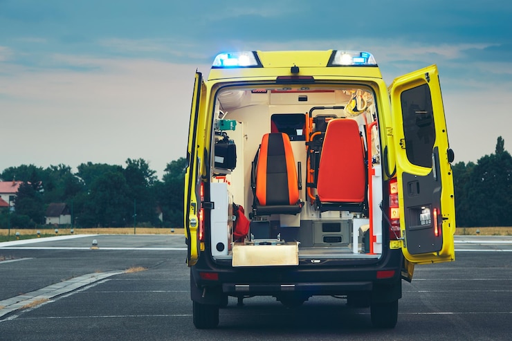 Foto el coche de ambulancia en la carretera contra el cielo