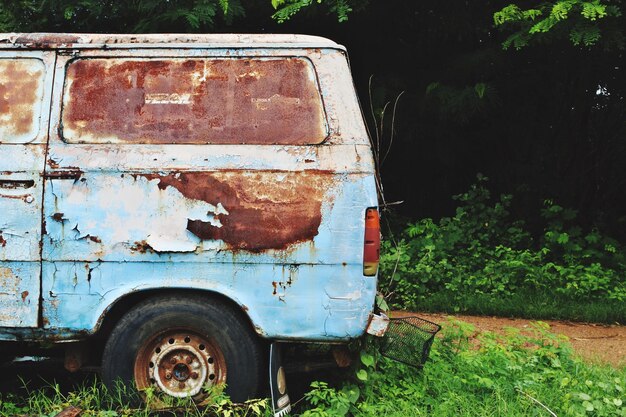 Foto coche antiguo abandonado