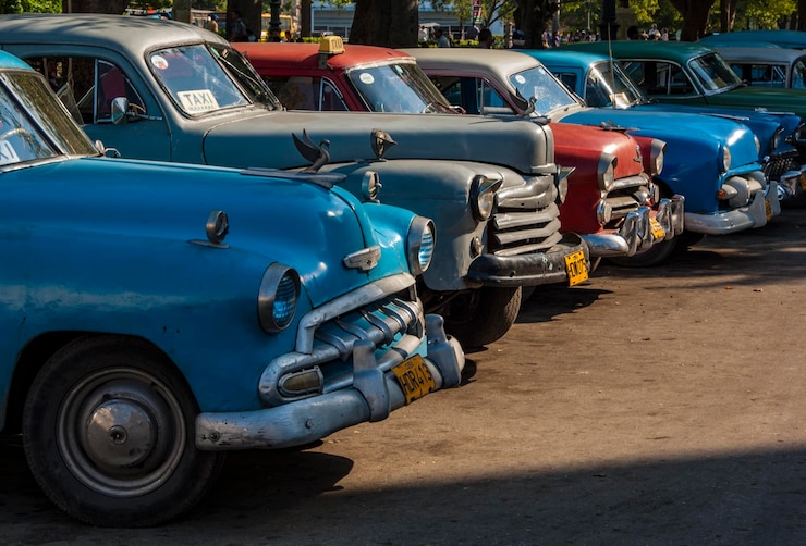 Foto coche antiguo en la calle de la ciudad