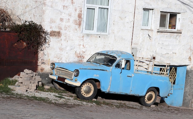 Foto un coche antiguo en una calle.