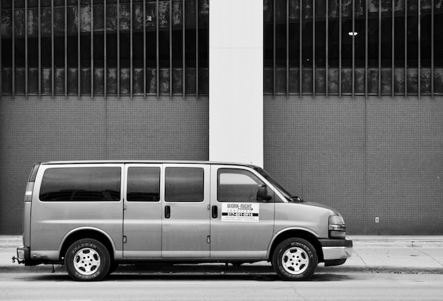 Foto coche antiguo en la carretera