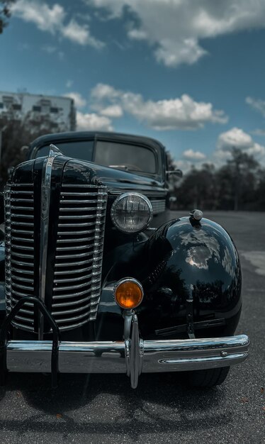 Foto coche antiguo en la carretera