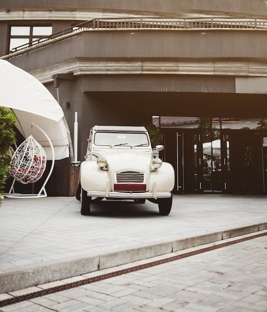 Coche antiguo cerca de un café de la calle o un hotel