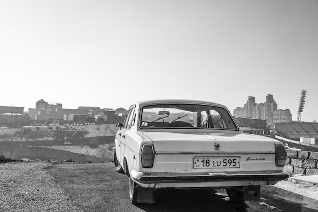 Coche antiguo contra el cielo despejado