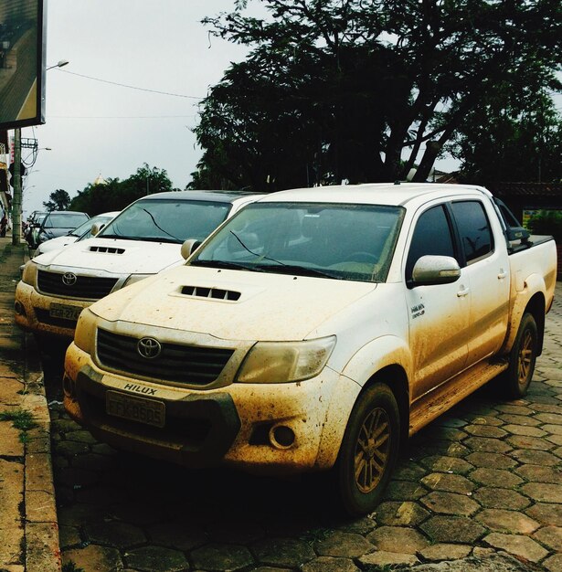 Foto coche antiguo contra el cielo