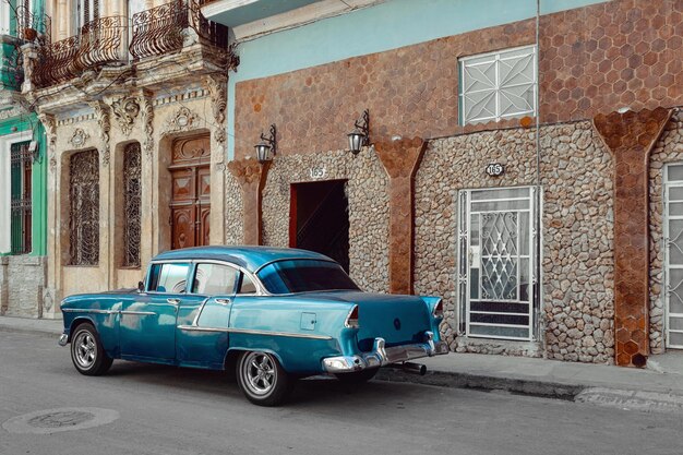 Coche antiguo estacionado en la calle de La Habana Cuba