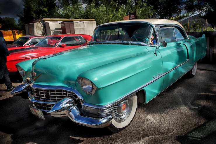 Foto coche antiguo estacionado en la carretera