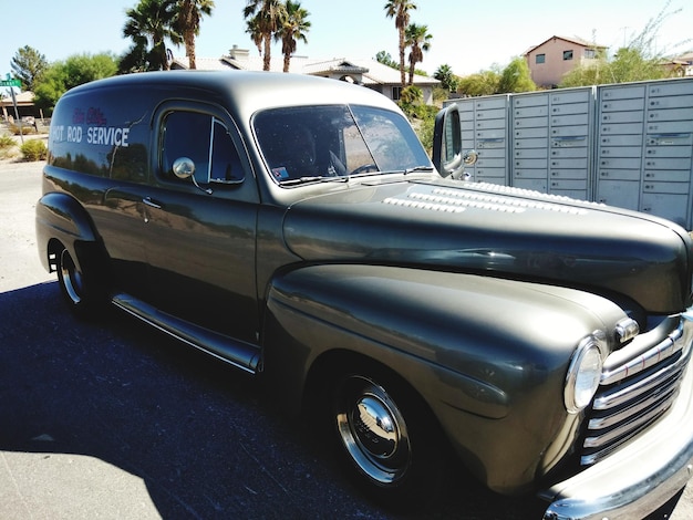 Foto coche antiguo estacionado en la carretera