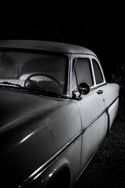 Foto coche antiguo por la noche