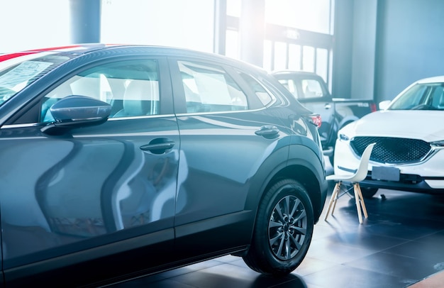 Coche aparcado en la sala de exposición de lujo Oficina del concesionario de coches Nuevo coche aparcado en la moderna sala de exposición a la venta