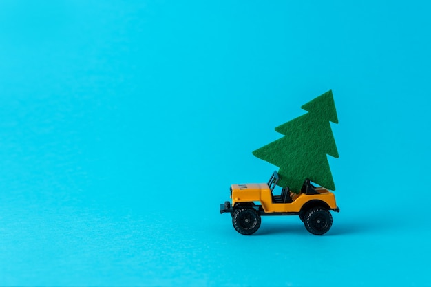 Coche con árbol de Navidad