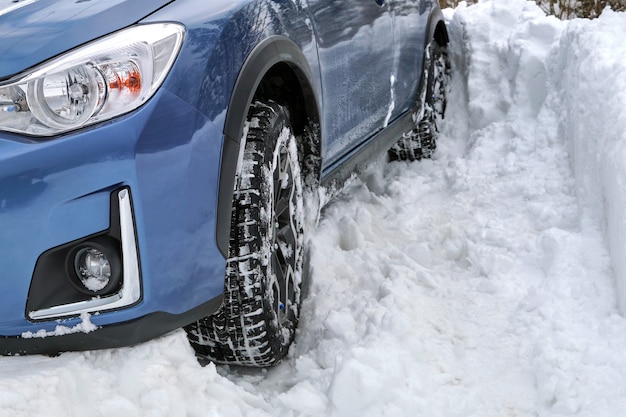 Coche atascado en la nieve profunda en un día frío de invierno.