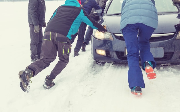 El coche se atascó en la temporada de invierno