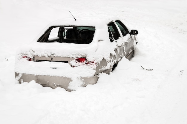 Coche atrapado en la nieve.