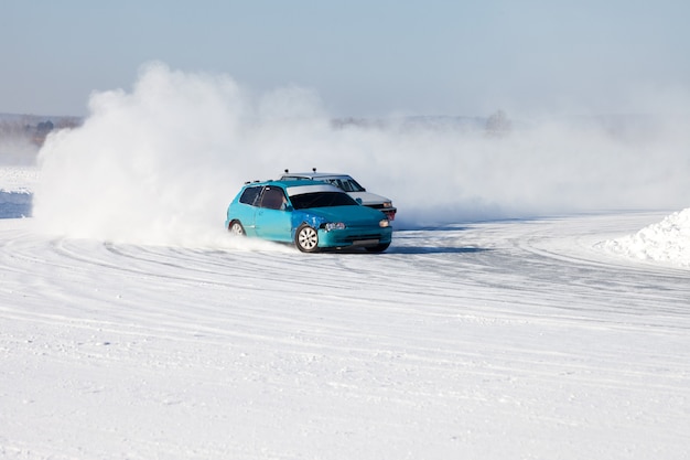 El coche azul está ganando una carrera de hielo automática