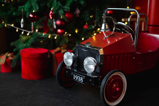 Foto coche de bebé junto al árbol de navidad