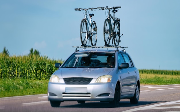 Foto coche con bicicletas en la carretera de polonia.