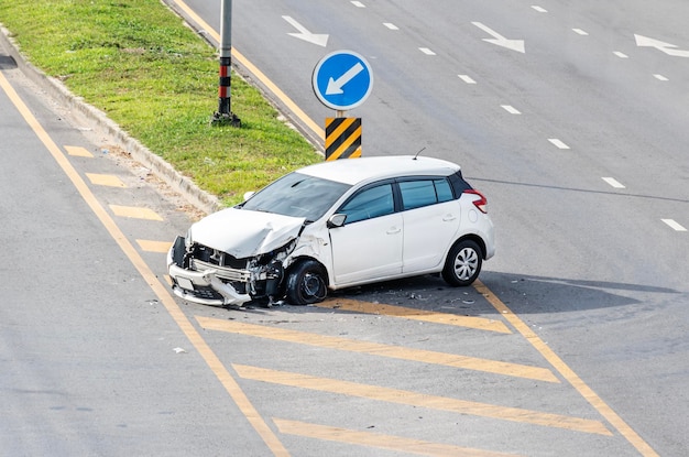 El coche blanco se estrelló y estacionado en la carretera