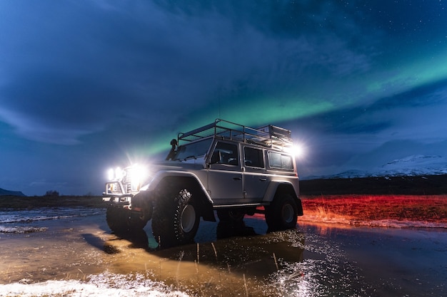 Un coche blanco posando de noche.