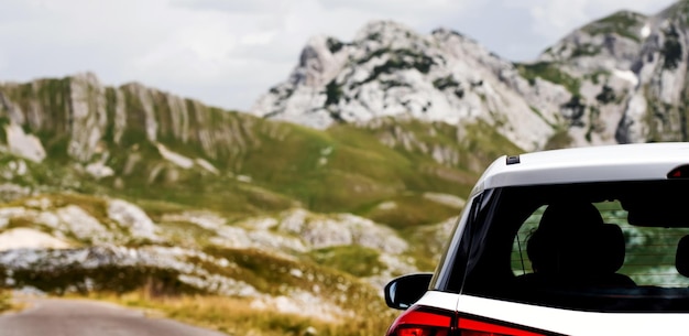 Coche blanco con la vista escénica de las montañas en el vehículo de fondo en el hermoso paisaje de pa nacional