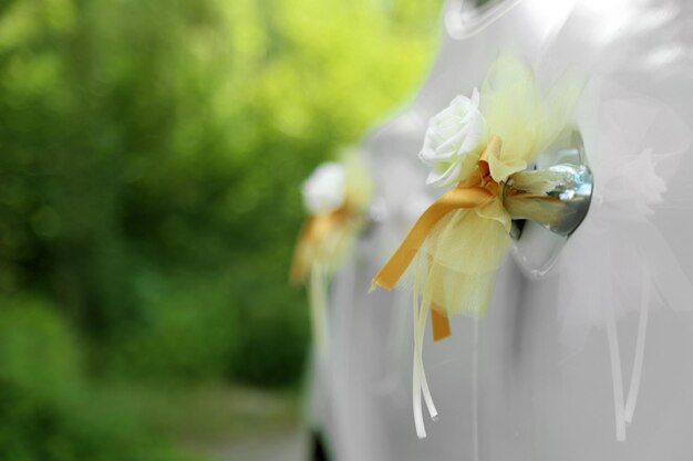 coche de boda decorado con flores