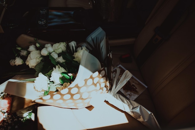 Coche de bodas de lujo decorado con flores.