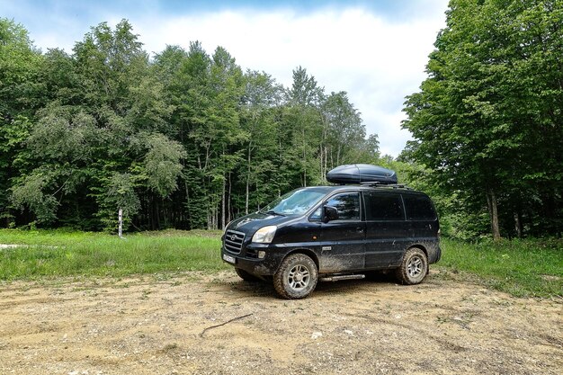 Foto el coche está en el bosque zhivoisny en el territorio de krasnodar cerca de mezmai rusia 2021