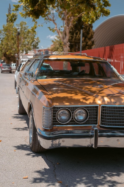 Foto coche en la calle de la ciudad