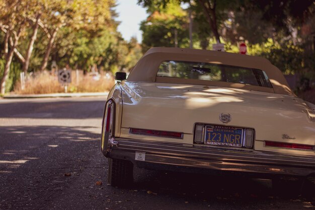 Foto coche en la calle de la ciudad