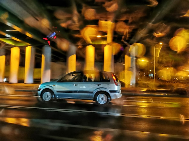 Foto coche de calle en movimiento en un camino nocturno