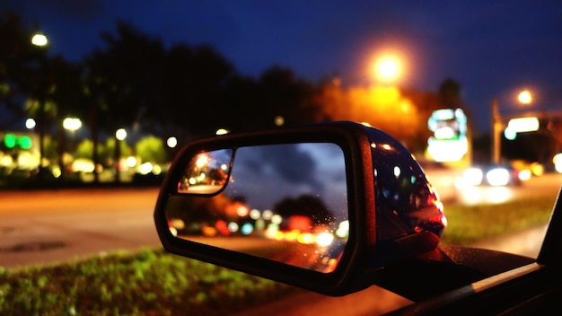 Foto coche en la calle por la noche