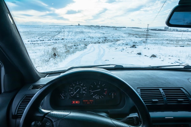 Coche en camino nevado