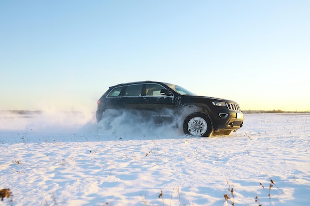 Coche en el campo en invierno Deriva de nieve de invierno Offroad Entretenimiento de deporte extremo