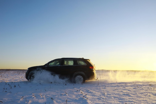 Coche en el campo en invierno. Derivaciones de nieve de invierno fuera de la carretera. Deporte extremo, entretenimiento.