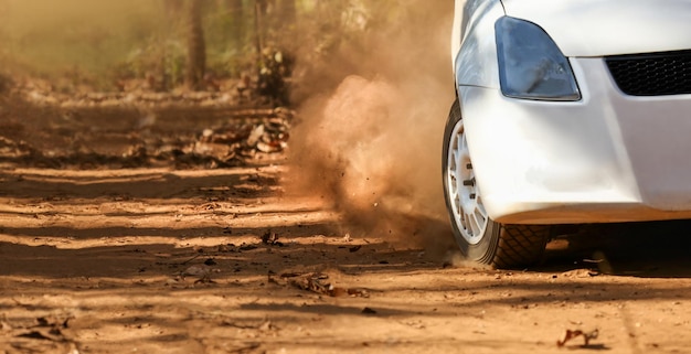 Foto coche de carreras de rally a la deriva en pista de tierra