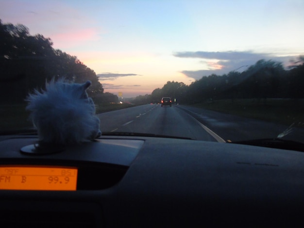 Coche en la carretera al atardecer