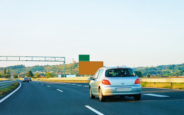 Coche en la carretera de carretera en Eslovenia.