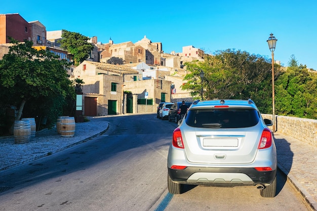 Coche en la carretera en el casco antiguo de Erice en la montaña, isla de Sicilia, Italia