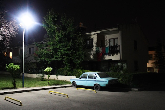 Coche en la carretera de la ciudad por la noche