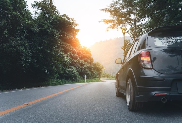 Foto coche en la carretera contra los árboles