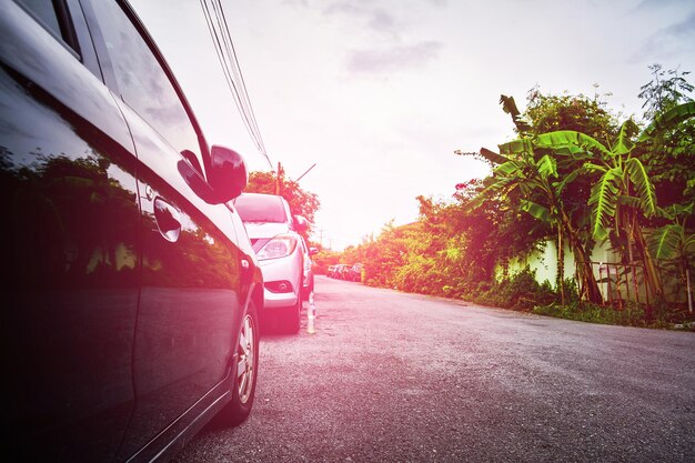 Foto coche en la carretera contra el cielo en la ciudad