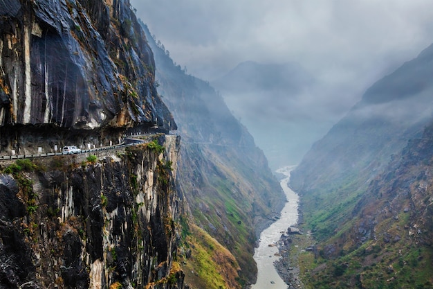 Coche en carretera en Himalaya