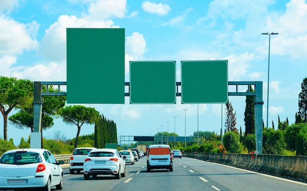 Coche en carretera con indicadores de señales de carretera vacías en Italia. Viaje de vacaciones en carretera. Unidad italiana en vacaciones o viaje. Paseo en movimiento. Transporte