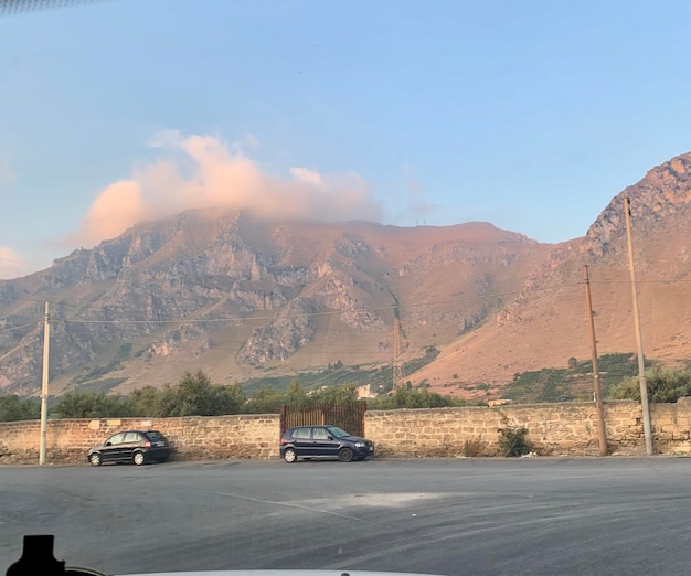 Coche en carretera de montaña contra el cielo