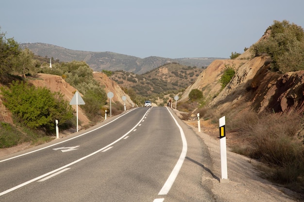 Coche en carretera en el Parque Nacional Sierra Magina Jaén España