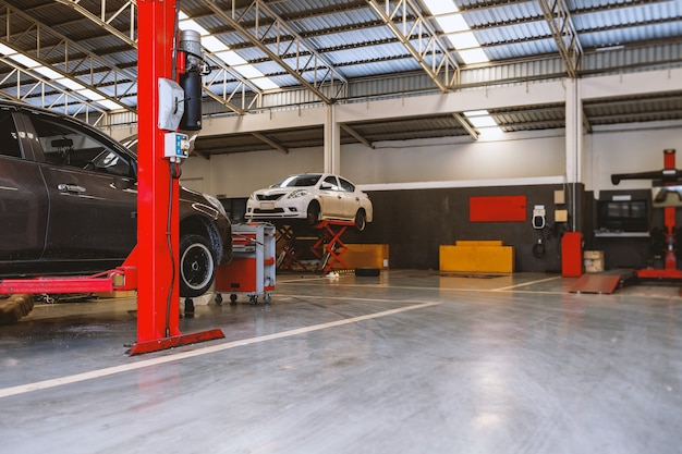 Foto coche en el centro de servicio de reparación de automóviles con enfoque suave y luz de fondo