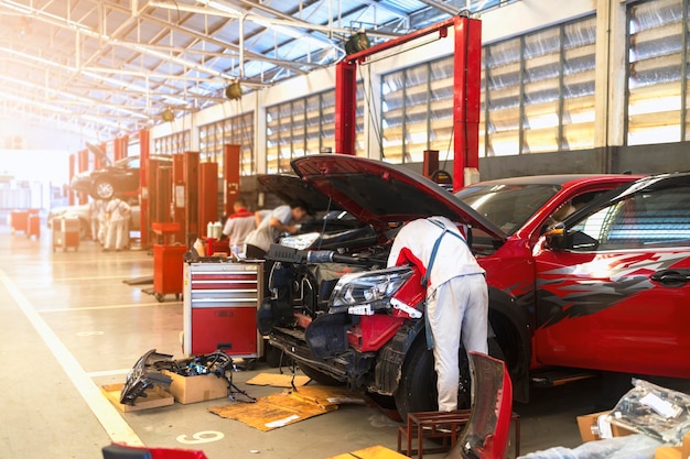 Coche en el centro de servicio de reparación de automóviles con enfoque suave y sobre la luz en el fondo