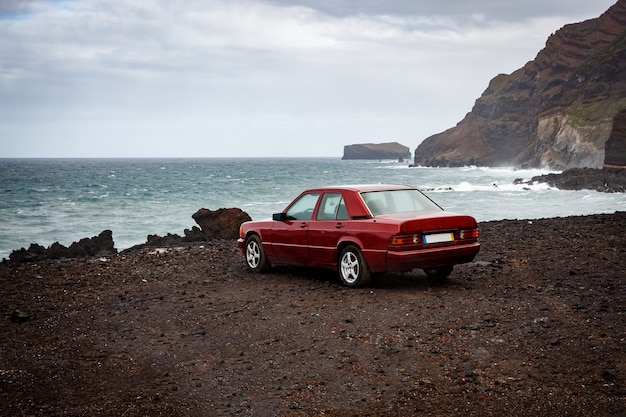 El coche cerca del océano, costa rocosa.