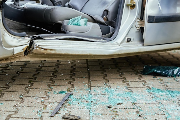 Foto coche chocado después de un accidente de tráfico en la carretera