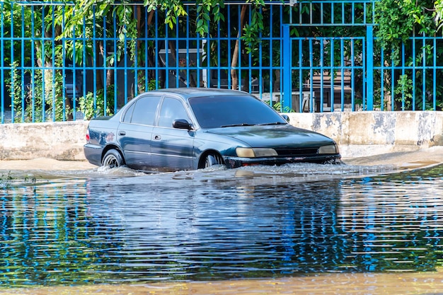 Coche circulando por carretera inundada